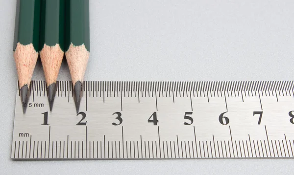 Chiudi righello in metallo e matita — Foto Stock