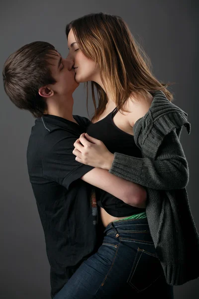 Schönes junges Paar küsst — Stockfoto