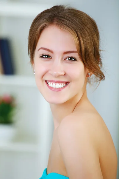 Ritratto di donna sorridente che riposa — Foto Stock