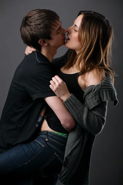 Beau jeune couple embrasser — Photo