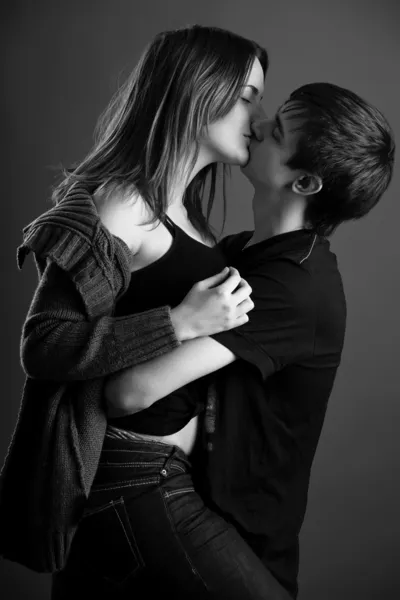 Beau jeune couple embrasser — Photo