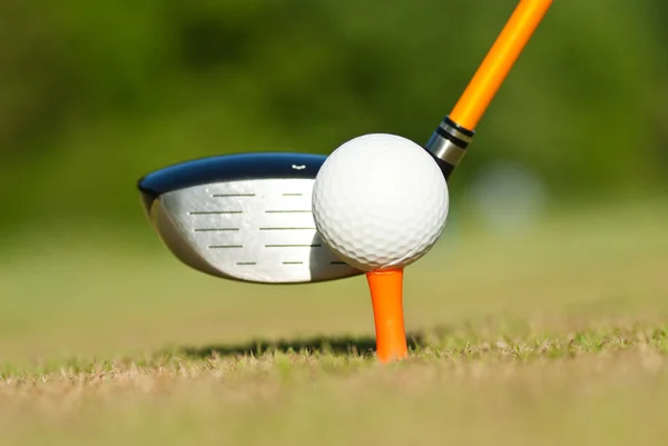 Jogando golfe em uma faixa de condução — Fotografia de Stock