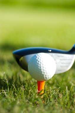 golf topu ve golf kulübü arkasında yakından