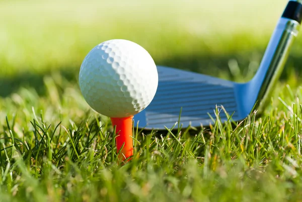 Hrát golf. golfovou hůl a míček. Příprava na výstřel — Stock fotografie