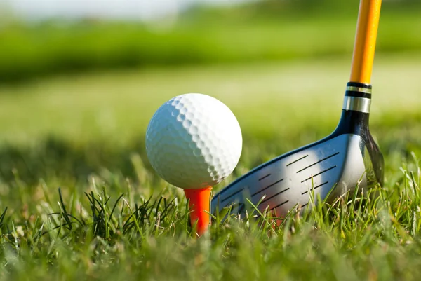 Hrát golf. golfovou hůl a míček. Příprava na výstřel — Stock fotografie