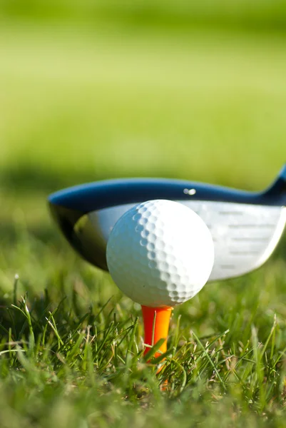 Fechar na bola de golfe e clube de golfe atrás — Fotografia de Stock