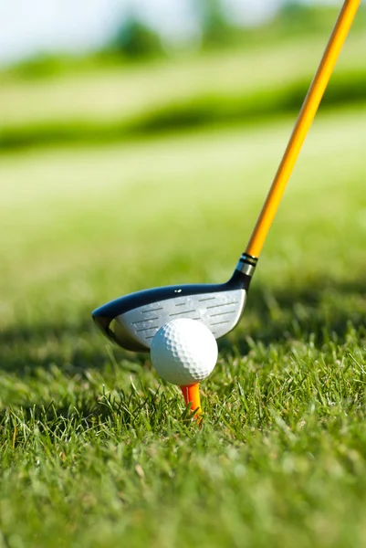 Nahaufnahme von Golfball und Golfschläger dahinter — Stockfoto