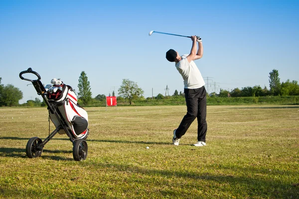 Golfeur frapper la balle — Photo