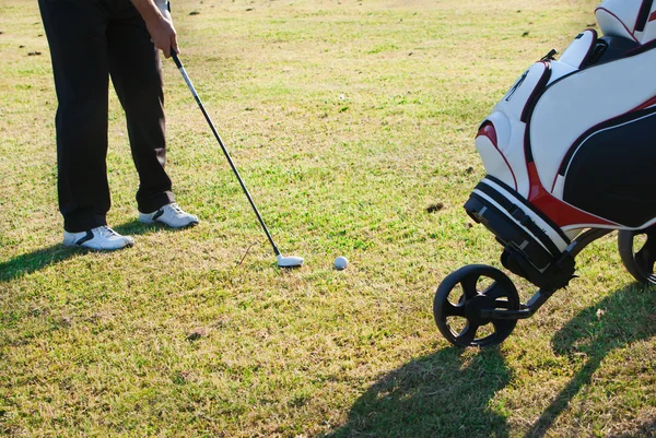 Golfista en el campo de prácticas —  Fotos de Stock
