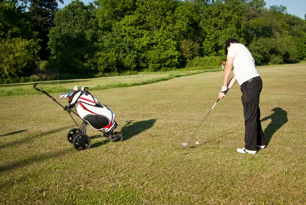 Golfer on driving range — Stock Photo, Image
