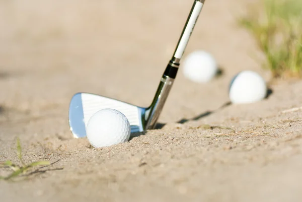 Golfbälle im Bunker — Stockfoto