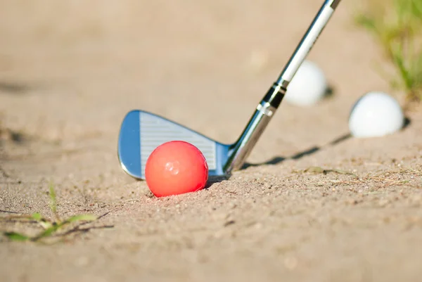 Мячи для гольфа в бункере — стоковое фото