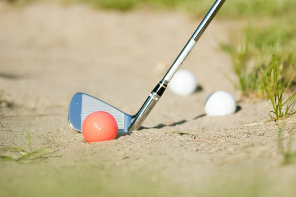 Мячи для гольфа в бункере — стоковое фото