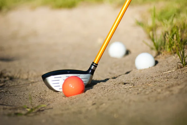 Golfballen in bunker — Stockfoto