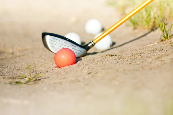 गोल्फ खेल रहा है। बंकर — स्टॉक फ़ोटो, इमेज