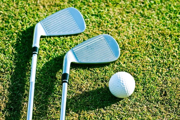Clubes de golfe na grama — Fotografia de Stock