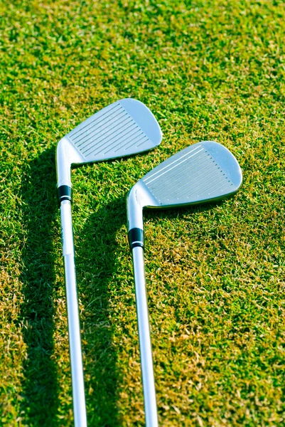 Golf clubs op gras — Stockfoto