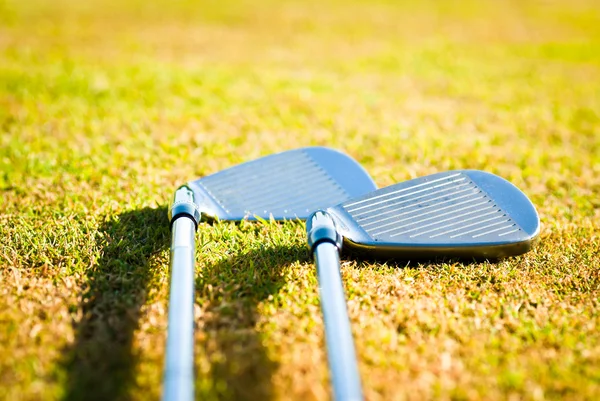 Clubes de golfe na grama — Fotografia de Stock