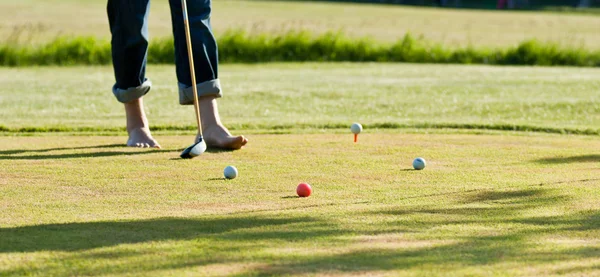 Golfista uderzenia piłki — Zdjęcie stockowe