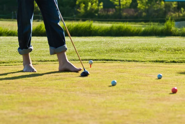 Golfista batendo a bola — Fotografia de Stock