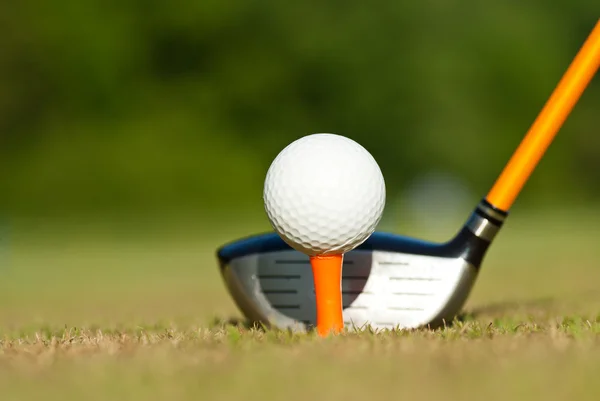 Teeing off la pelota de golf —  Fotos de Stock