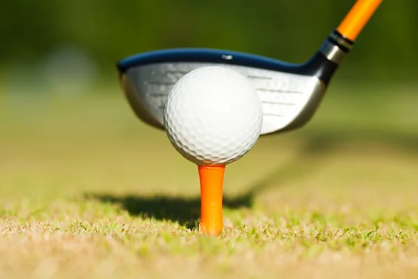 Teeing off a bola de golfe — Fotografia de Stock