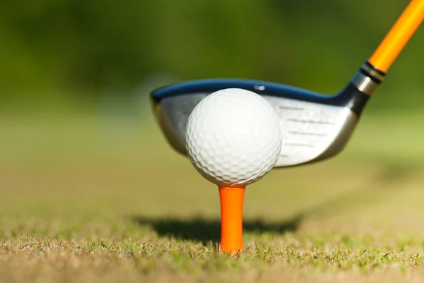 Teeing off la pelota de golf — Foto de Stock