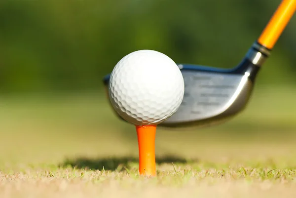 Teeing off a bola de golfe — Fotografia de Stock