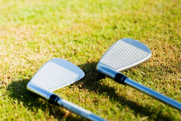 Clubes de golf sobre hierba — Foto de Stock