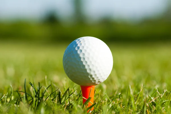 Golf ball op tee in draving bereik — Stockfoto