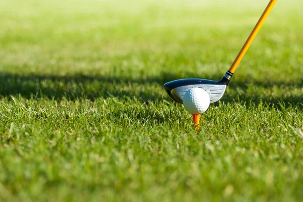 Nahaufnahme auf Golfball am Abschlag und Golfschläger dahinter — Stockfoto