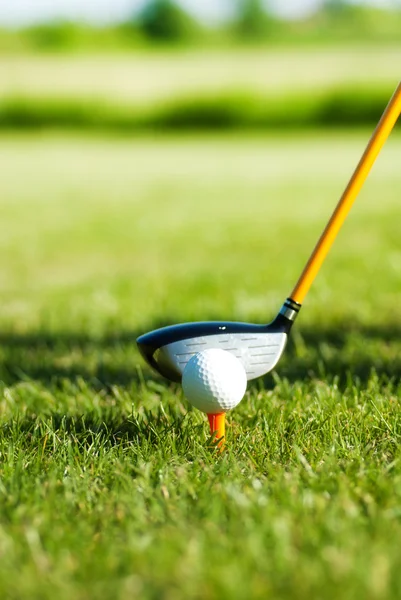 Nahaufnahme auf Golfball am Abschlag und Golfschläger dahinter — Stockfoto