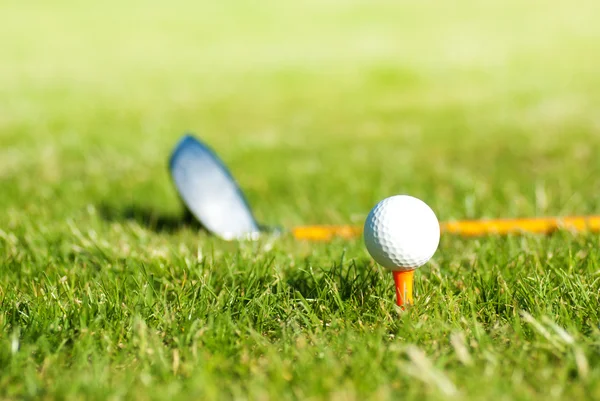 Close-up op de golfbal en golf club achter Stockafbeelding