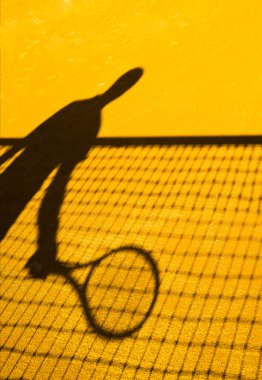 toprak kortta tenis oyuncusu