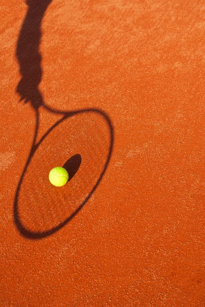 Тенісний м'яч і ракетка — стокове фото
