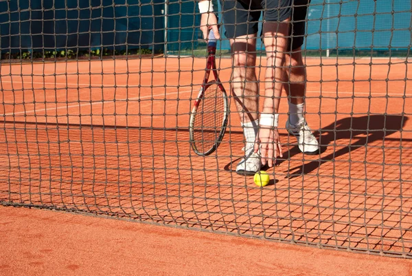 Теннисист на глиняной площадке — стоковое фото