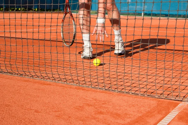 Теннисист на глиняной площадке — стоковое фото