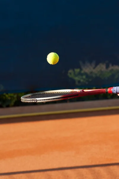 Jouer au tennis — Photo