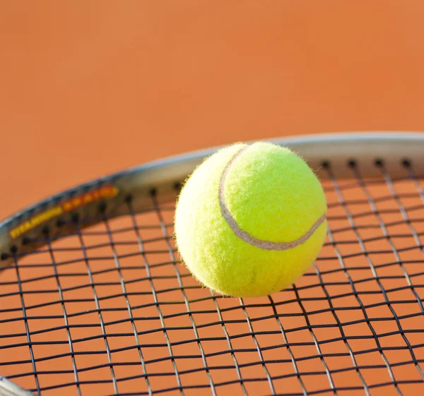 Теннисная ракетка и теннисный мяч — стоковое фото