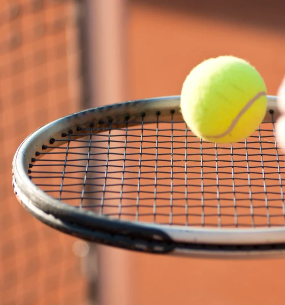 Raqueta de tenis y pelota de tenis — Foto de Stock