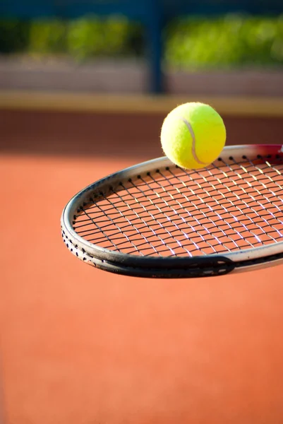 Tennisracket och tennisboll — Stockfoto