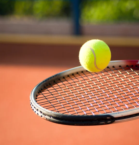 Tennisracket och tennisboll — Stockfoto