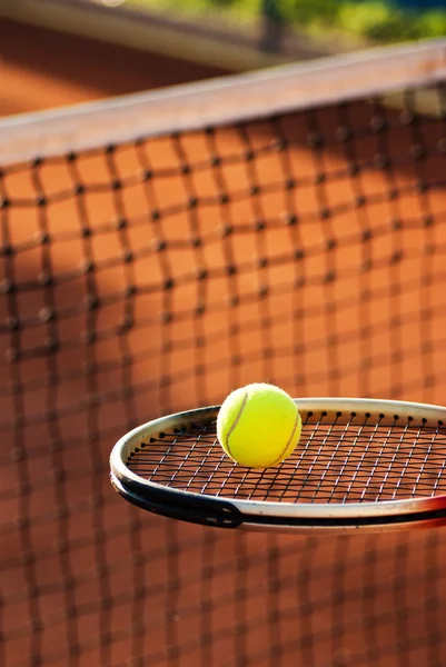 Raqueta de tenis y pelota de tenis —  Fotos de Stock