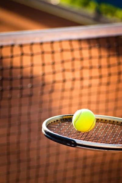 Racchetta da tennis e pallina da tennis — Foto Stock
