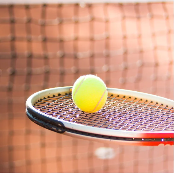 Теннисная ракетка и теннисный мяч — стоковое фото