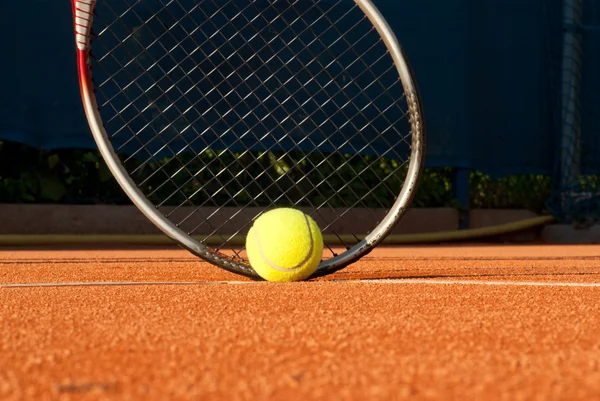 Tenisovou raketu a tenisový míček — Stock fotografie