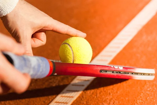 แร็คเก็ตเทนนิสและลูกเทนนิส — ภาพถ่ายสต็อก