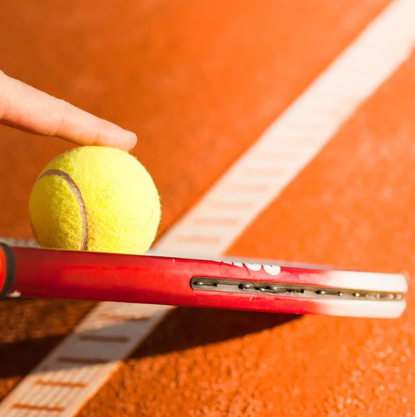 Raquete de tênis e bola de tênis — Fotografia de Stock