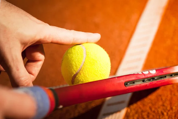 แร็คเก็ตเทนนิสและลูกเทนนิส — ภาพถ่ายสต็อก