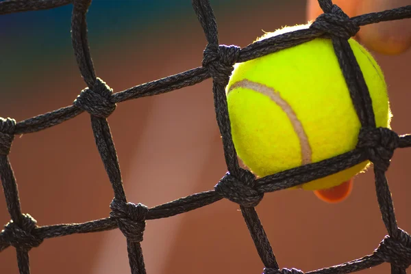 Piłki tenisowe w necie — Zdjęcie stockowe
